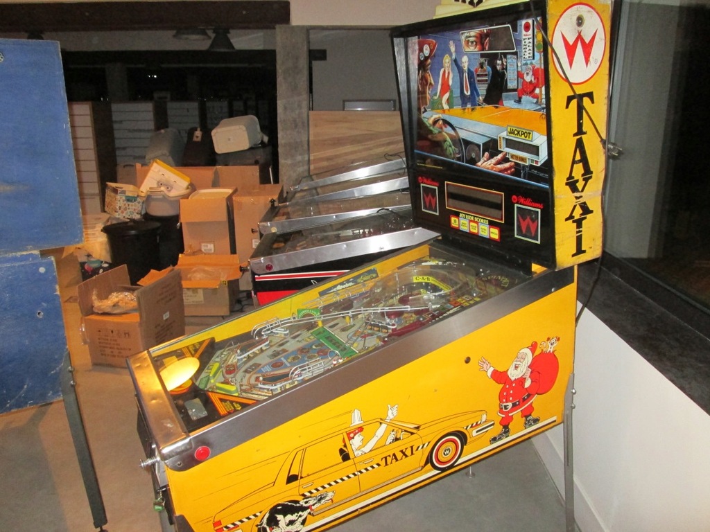 fliper, flipper, pinball Taxi z blondynką