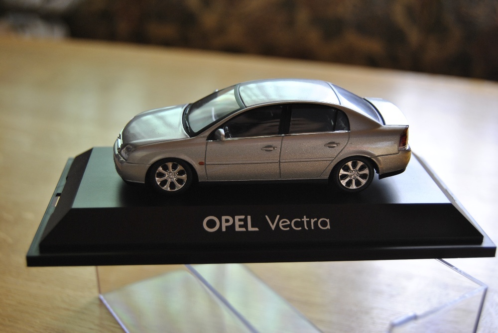 Model Vectra C Sedan Srebrny Schuco 1:43 mini GTS