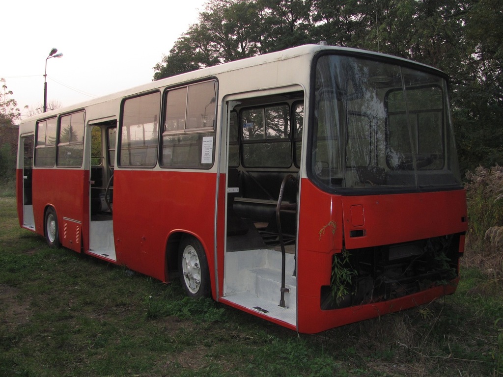autobus Ikarus 260 w trakcie remontu