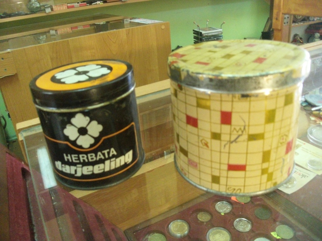 Stare puszki  metalowe po cukierkach i herbacie 2 