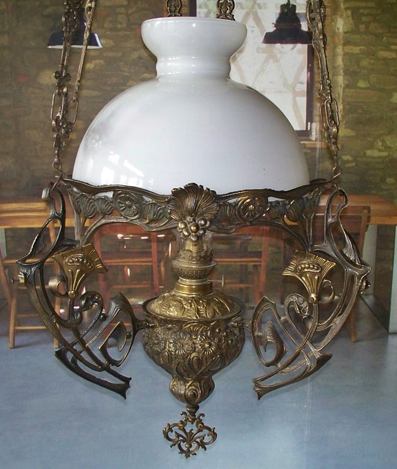 Bogato zdobiona wisząca lampa naftowa