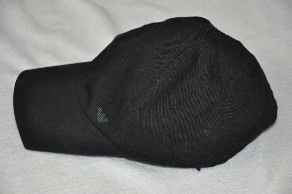 EMPORIO ARMANI czarna czapeczka z daszkiem r. M