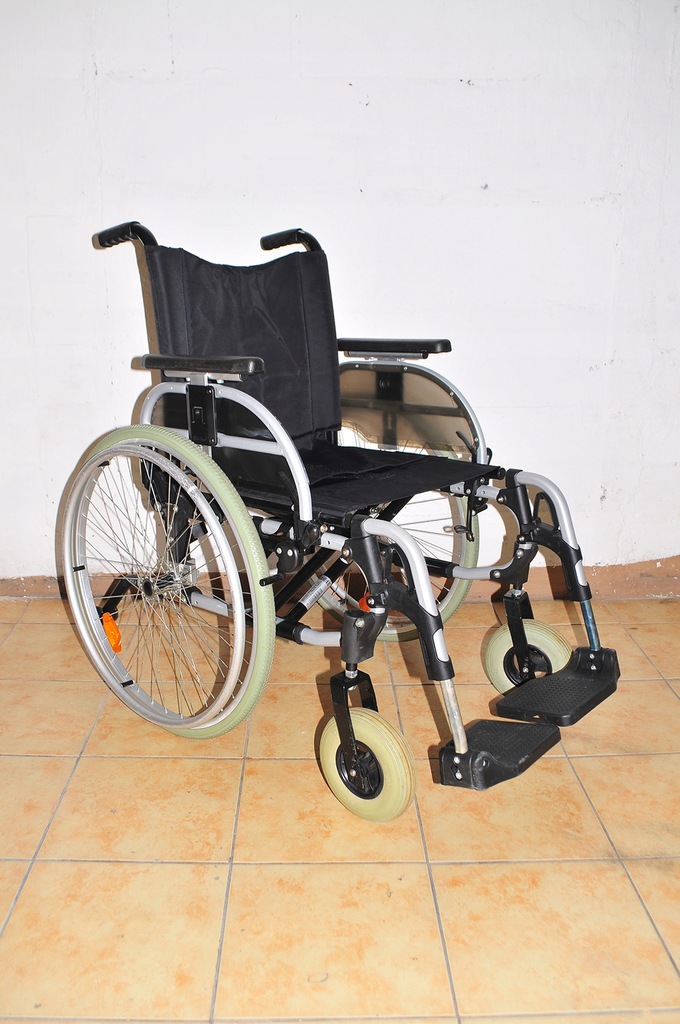 wózek inwalidzki OTTO BOCK. Szer 48 cm.