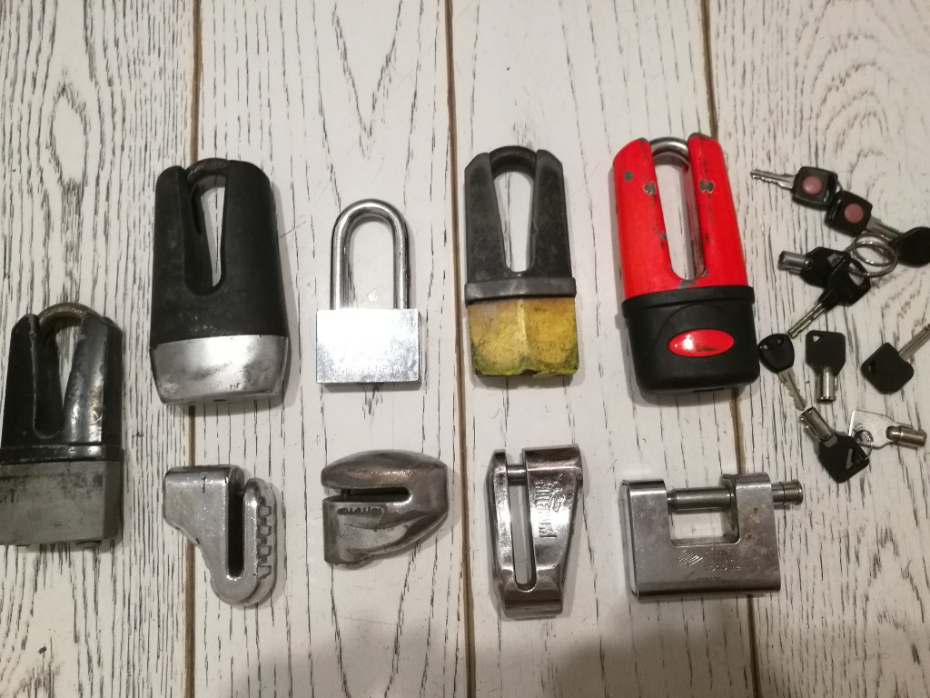 Zestaw uszkodzonych blokad skutera motocykla tarcz