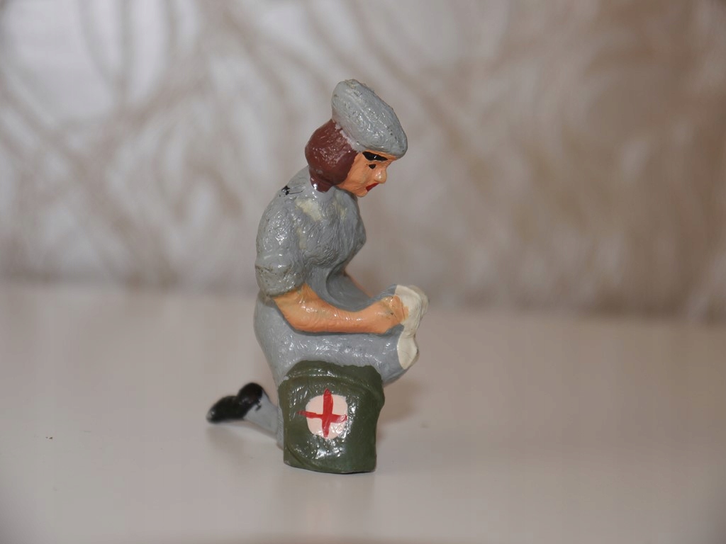 Figurka Sanitariuszka wojskowa Polska PRL Żołnierz