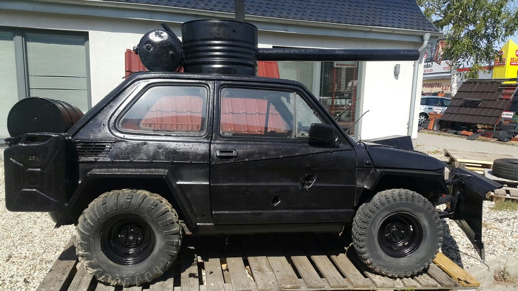 Polski mały Fiat 126 czołg odśnieżarka pług