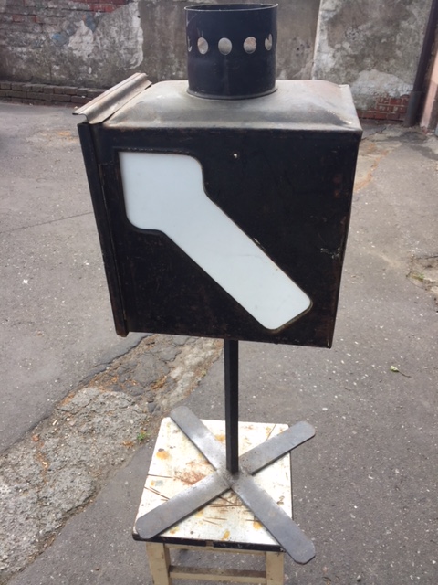 Lampa zwrotnika (zwrotnica) na podstawie