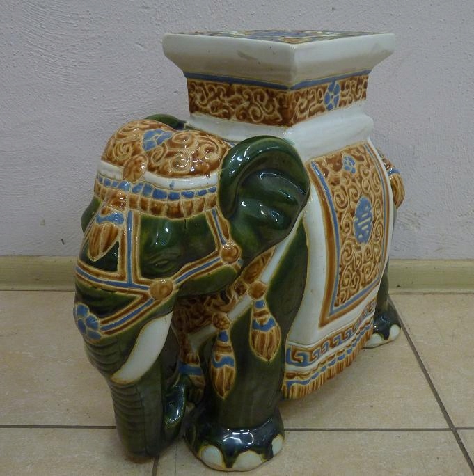 PIĘKNY PORCELANOWY SŁOŃ KWIETNIK