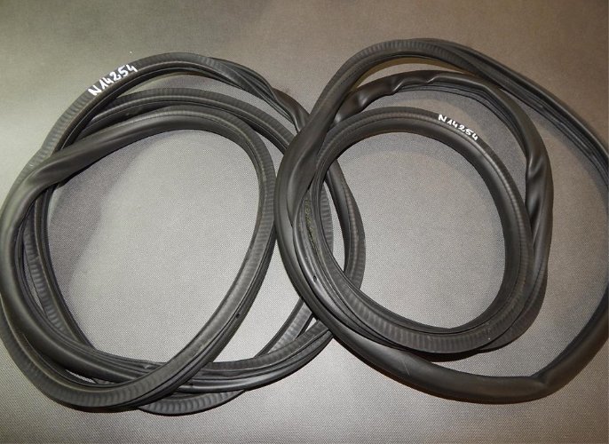 VW TOUAREG 7P REAR DOOR SEAL 7P0867367F