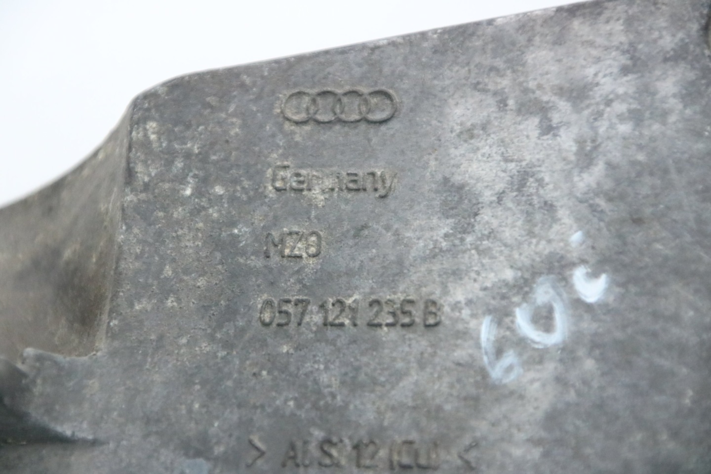 AUDI A8 D2 holder engine mount 057121235B