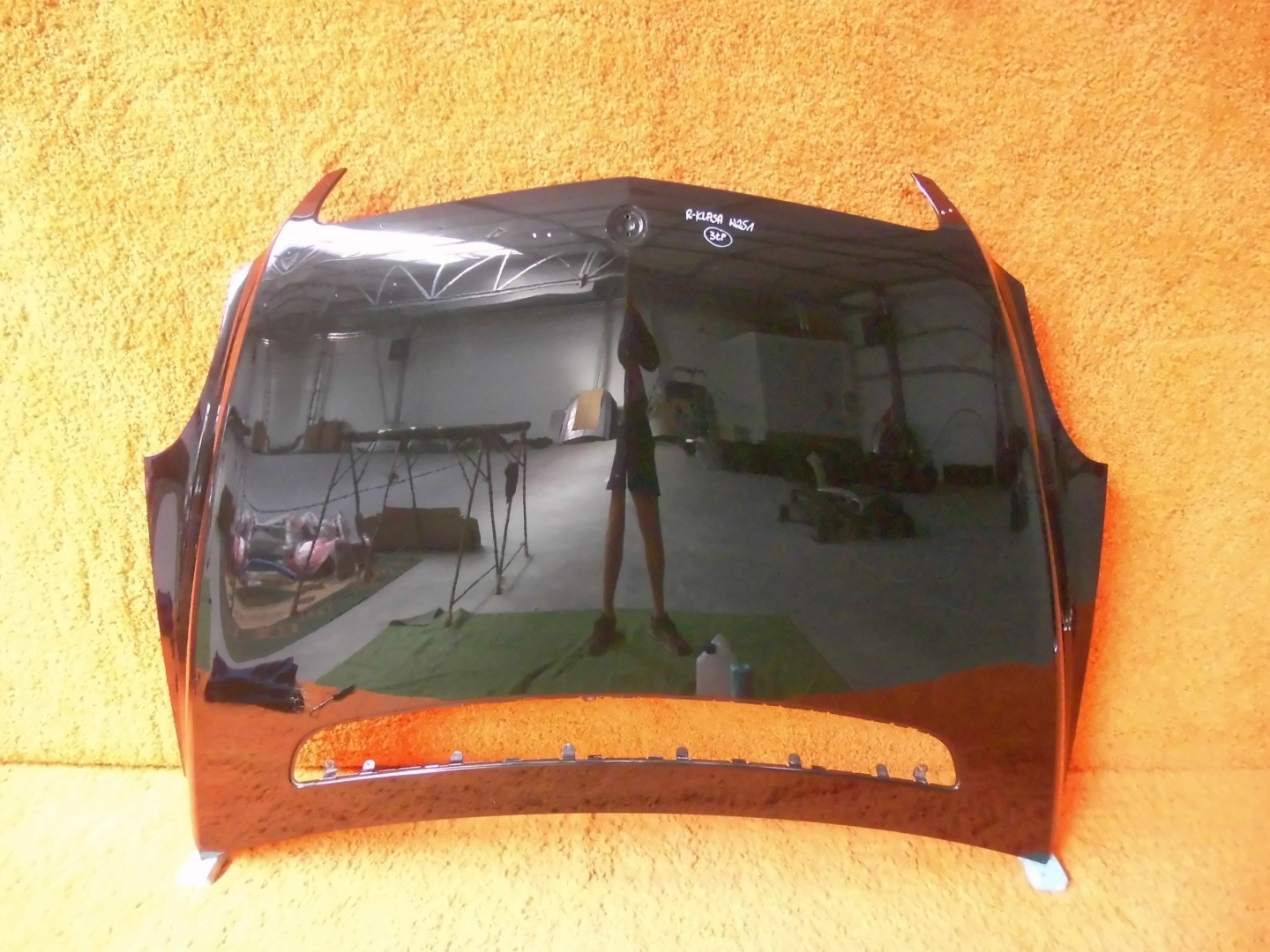 2005r-----W251 Mercedes R klasa black bonnet front originál