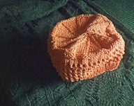 Handmade: czapeczka dziecięca w kolorze brzoskwini