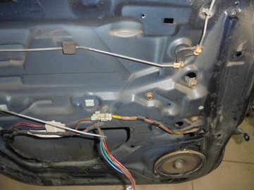 Premacy 99 - 05 window lift left rear 2 contacts, фото