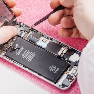 Smartfon refabrykowany, odnowiony, powystawowy – co to znaczy i czy warto kupić taki sprzęt?