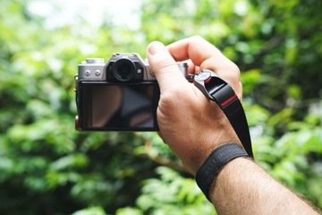 Ремешок Peak Design Cuff Ash на запястье v3