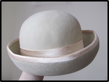 Beżowy kapelusz damski zdobiony tasiemką kapelusik