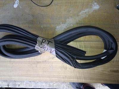 Прокладка двері права задня mazda mpv 1999-2006 фото №1