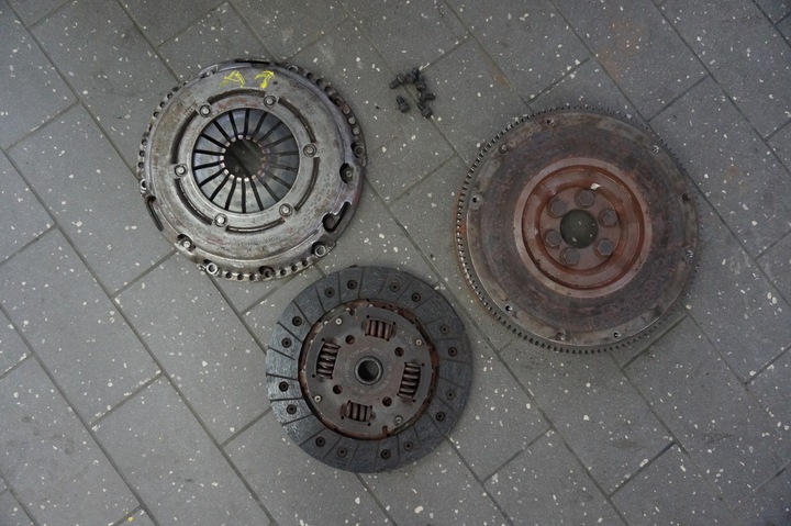 CLUTCH SET AUDI A1 8X 1.4 TFSI 03C105273 photo 1 - milautoparts-fr.ukrlive.com