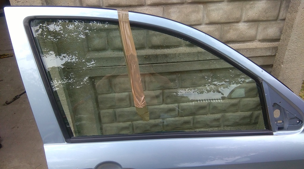 фото №1, Mazda 2 02-07 стекло правая передняя дверь