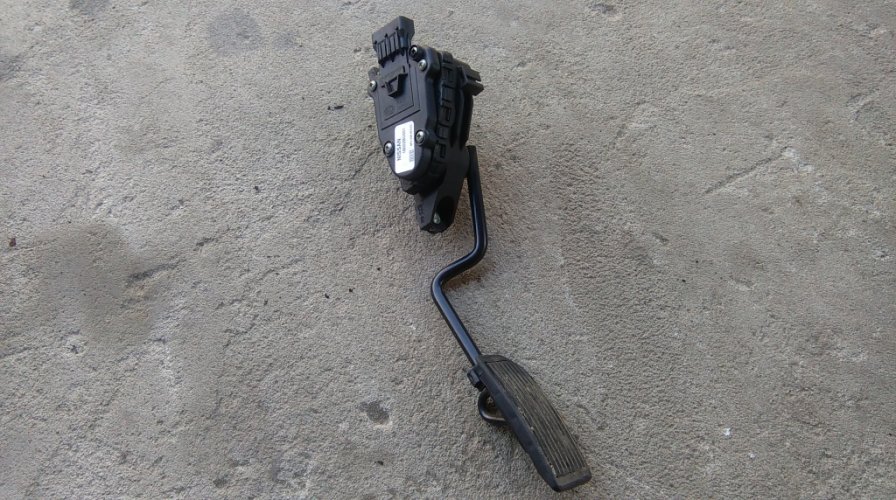 фото №1, Nissan almera tino педаль газа