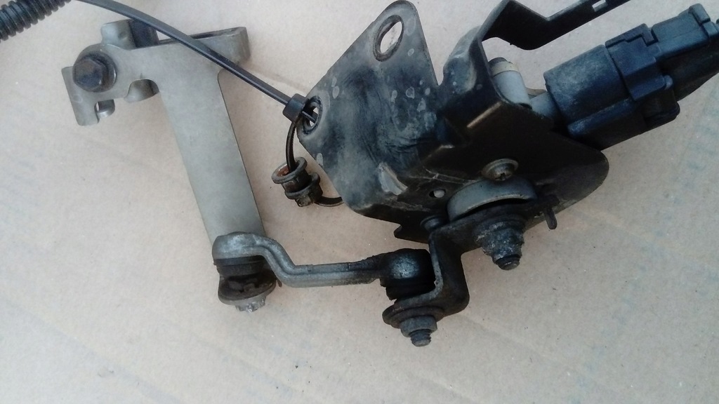 фото №5, Toyota avensis 03-08 датчик вирівнювання ксенон